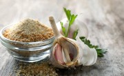 Garlic powder and fresh garlic