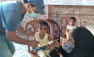 Asra*, a trained mother takes the MUAC measurement of her own child and identified her degree of malnutrition at a concern supported nutrition site in Rohingya Refugee Camp, Bangladesh. Photo: Shah Arafat Rahman / Concern Worldwide