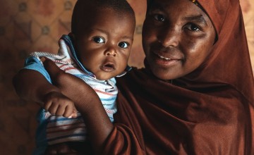 Aminata (20) and her son Hassane (9 months). Photo: Ollivier Girard / Concern Worldwide / Niger (2021)