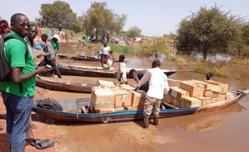 Concern distributing medical supplies by canoe, South Sudan.