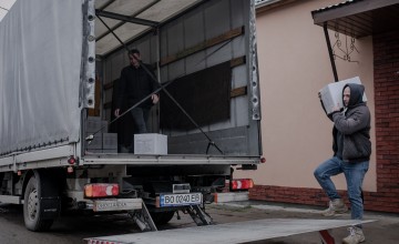 Volunteers distribute aid and supplies to internally displaced people in Ukraine. Photo: Simona Supino/Concern Worldwide