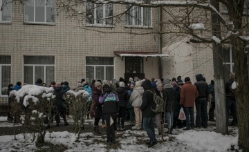 People wait to be verified so that they can receive a cash transfer. Photo: Simona Supino/Concern Worldwide