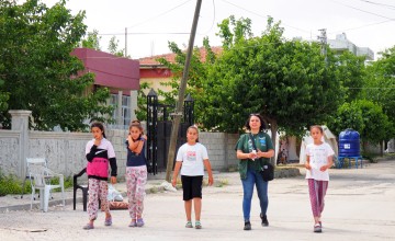 Concern's Ozge Celebi with a group of children who have been taking part in psychosocial activities in Adiyamam, Turkey. Photo: Yasin Alamz/Concern Worldwide
