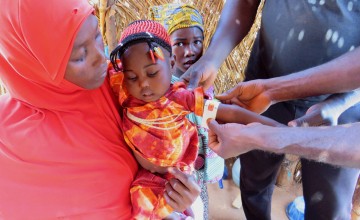 A follow-up visit to mother Houwela Chaibou and her daughter Zanadiya (3) in Yama village, Commune of Badaguichiri, Illéla. Photo: Concern Worldwide
