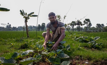 Esanuel shows us his produce grown in difficult contexts thanks to climate-smart techniques he has learnt. Photo: Gavin Douglas