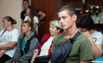Pasha attends a community meeting with Concern Worldwide and JERU partners in the Sumy region. 