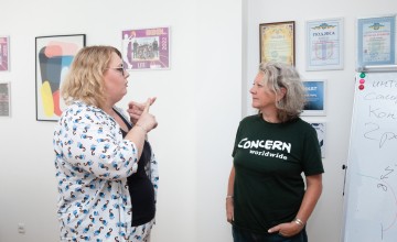 Dariya Khlebnikova and Danny Harvey in the office of the charity fund “We are brothers, we are Ukrainians”. Kharkiv. Photo: Mykhaylo Palinchak/Concern Worldwide