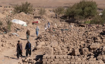 The survivors of the earthquake search for their belongings in the district of Zenda Jan, in Herat. Photo: Mahab Azizi/Concern Worldwide