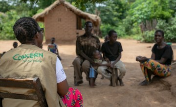 Concern Programme Manager Akunsito Kananji with the Raphael family. Their home was washed away with all their belongings. Photo : Gavin Douglas/ Concern Worldwide