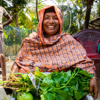 Asma Begum (37) and her husband Abdul with their three daughters Lamia (18), Sadia (16) and Maria (5) and their grandmother Kulsum Begum (72) started CRAAIN in 2020. Asma Begum started as a lead farmer, received training and seeds. Before, she did agri activities but wasn’t very successful. She had received one ring composter from the local gov but no training on how to use it. As a lead farmer, she has supported 400 households in this area. She used to rely on her husband but is now totally reliable.