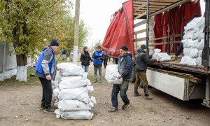 Ukrainian national partner ‘Angels of Salvation’ go door to door in Mykolaiv Oblast distributing winter fuel to vulnerable households. Photo: Dmytro Sazonov/Concern Worldwide