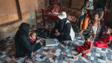 Saadia, Community Health Volunteer, visiting the home of Oma, a child experiencing acute malnutrition, in Yemen. Photo: Ammar Khalaf/Concern Worldwide