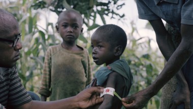 Edmond (3) is severely malnourished. He lives with his parents Jean-Marie Mbonimpa (30) and Jeannette Nzobamwita (26) and brother Pacifique (5) and 10-month-old sister Yves in a small banana-leaf-covered house in Marembo, Gisenyi, Kirundo.