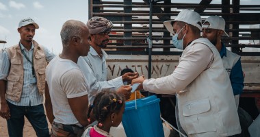 Displaced people at Al-Salam City IDP camp receive cholera/hygiene kits and containers provided by Concern. (Photo: Ammar Khalaf/Concern Worldwide)