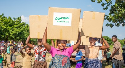 Mother of 2, Belita Andrade brings her Concern Emergency Supplies box home. Malawi. Photo: Gavin Douglas/ Concern Worldwide