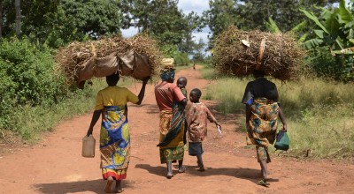 A group of mothers and their children in Mutembo carrying a load of recently harvested beans. Burundi. Photo: Chris de Bode/Panos Pictures/Concern Worldwide
