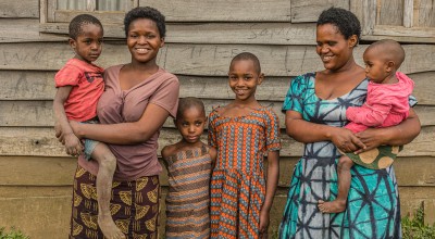 Judith Mukishimana Mavubi, 36 years old, and her children, the first of whom is 18 years old and the last child is 2 years old. They are standing in front of their house. Separated from her husband, Judith is a beneficiary of Concern's IGA, AVC project in Kishanga village in Burungu, Lala Salama district, where she participates in community meetings on gender and family. Photo: Pamela Tulizo/Panos/Concern Worldwide
